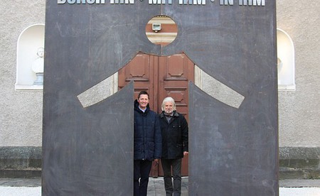 Dompfarrer Peter Allmaier und Künstler Werner Hofmeister bei der 'Pforte der Barmherzigkeit' beim Klagenfurter Dom