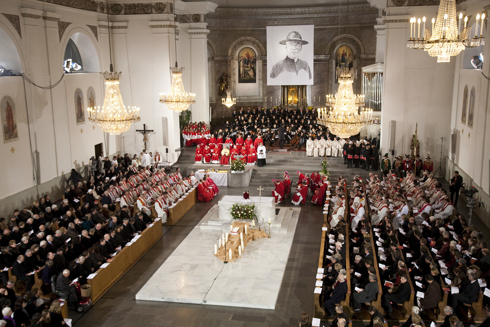 Dornbirn am 13.11.2011. In der Kirche St. Martin in Dornbirn fand am Sonntag Nachmittag die Seligsprechung von Provikar Carl Lampert statt. Aus Rom mit der Urkunde ist Kardinal Angelo Amato, Bischof Elmar Fischer uebernimmt die Seligsprechungsurkunde