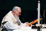P. Pio feiert die hl. Messe / http://sspx.org/en/media/photos/padre-pios-mass-pics-4415 P. Pio feiert die hl. Messe