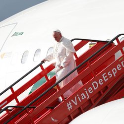 Papst Franziskus steigt die Gangway herab am 6. September 2017 am Flughafen in Bogota.